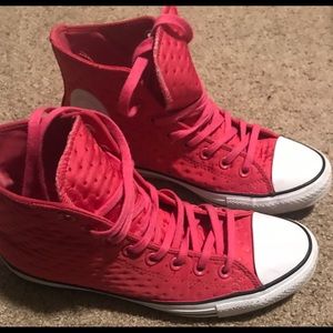 Pink and white converse. Spring Ready!